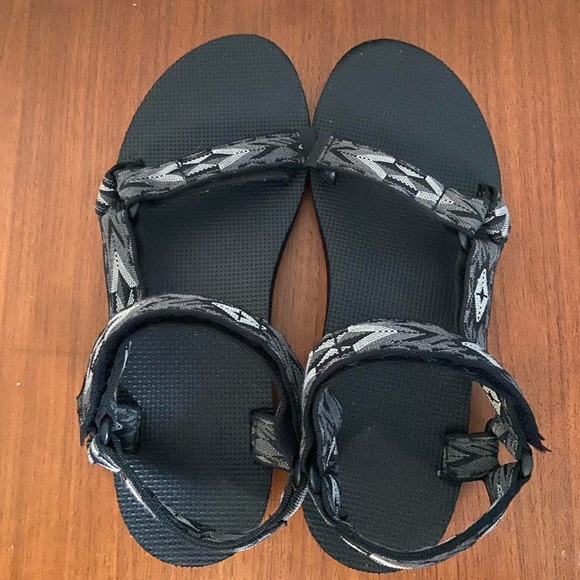Teva 'UNIVERSAL' Double Diamond
Black Multi Strap-On Sandals - Picture 5 of 7